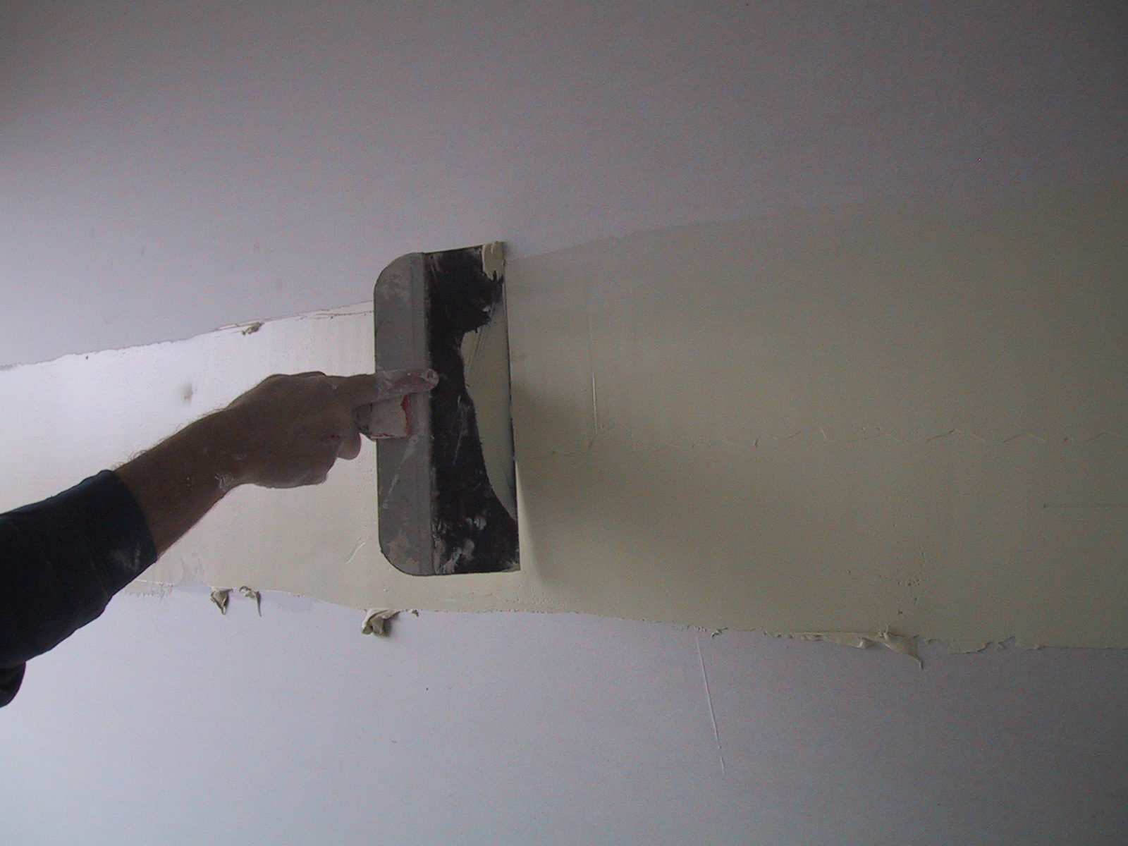 applying plaster top coat to plasterboard joins
